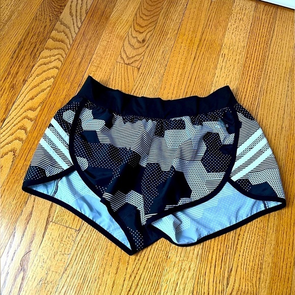 Adidas Women’s Black and White Camo Running Athletic Shorts Size Small - Picture 1 of 4
